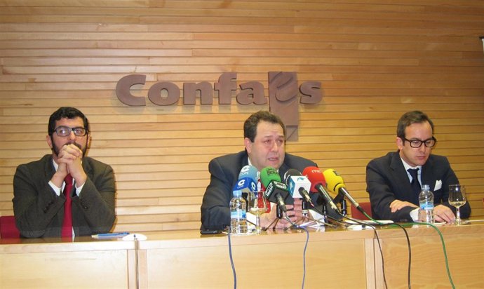 Benjamín Crespo (centro) durante la rueda de prensa en la que ha hecho balance 