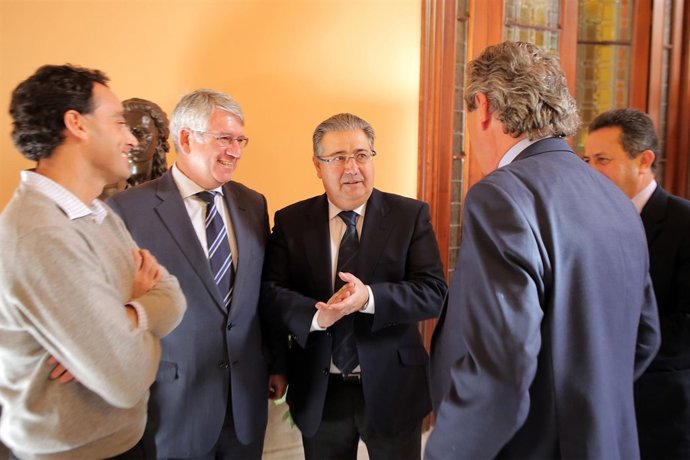 Zoido junto a los gerentes de las empresas.