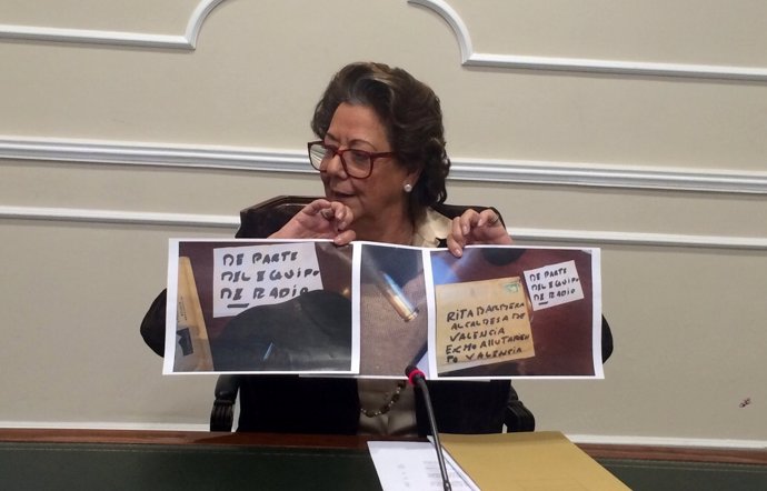 La alcaldesa, Rita Barberá, muestra el sobre y la bala que ha recibido.