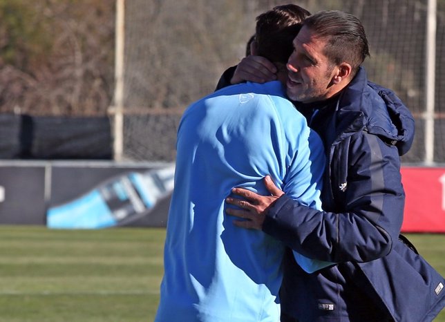 Diego Simeone abraza a Fernando Torres