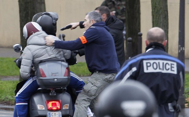 La policía evita que un joven entre en una zona de seguridad 