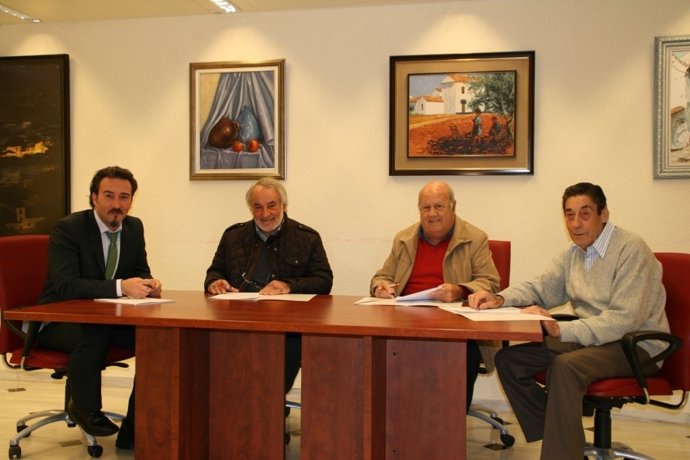 Luque (izda.) con los presidentes de las asociaciones firmantes