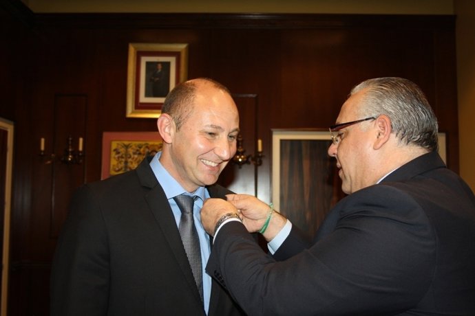Jesús Estrella impone una insignia de la ciudad a Miguel Ángel Chamocho
