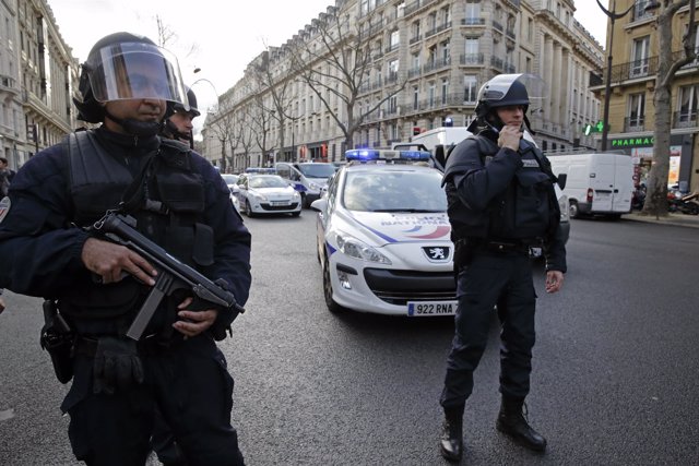 Agentes de policía en París tras los ataques islamistas 