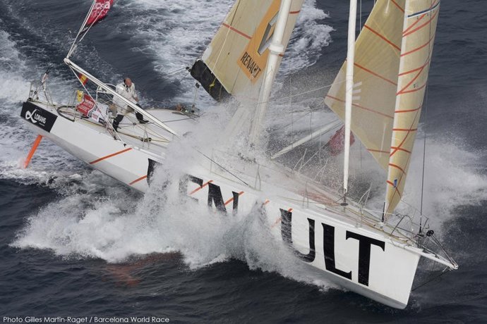 La Barcelona World Race navega hacia las calmas