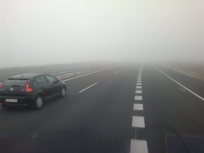 La niebla dificulta la visibilidad en una carretera.