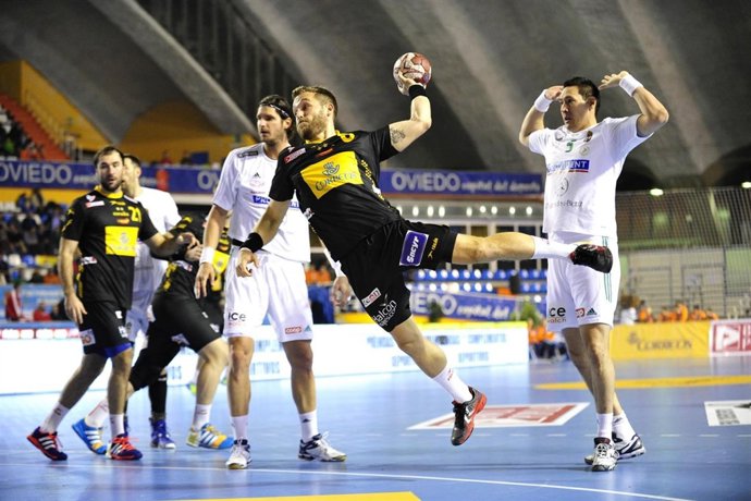 España vence a Hungría en su camino al Mundial