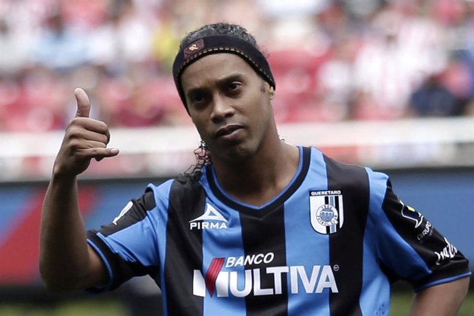 Ronaldinho en un partido con el Querétaro mexicano