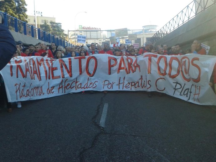 Pancarta de la manifestación de afectados por hepatitis C