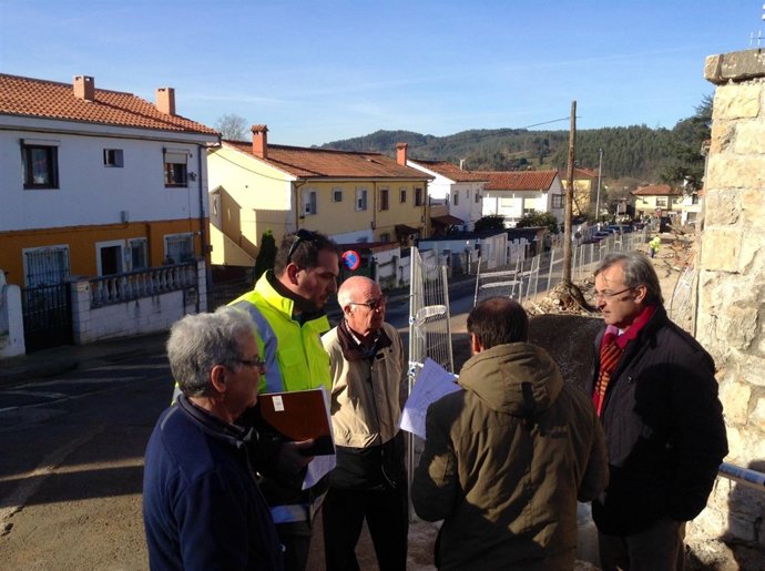 García Carmona visita las obras de la carretera