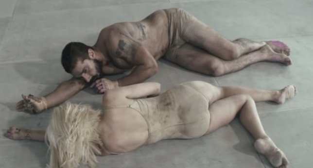 Shia LaBeouf baila en calzoncillos en el nuevo videoclip de Sia