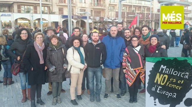 Miembros de MÉS en la manifestación contra el Plan Director de Residuos