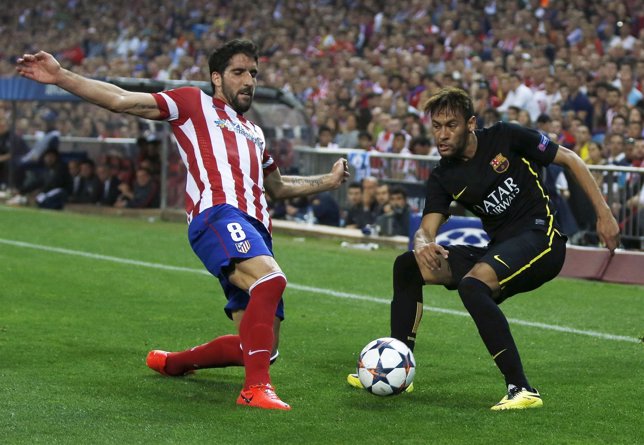 Raúl García pelea por un balón con Neymar