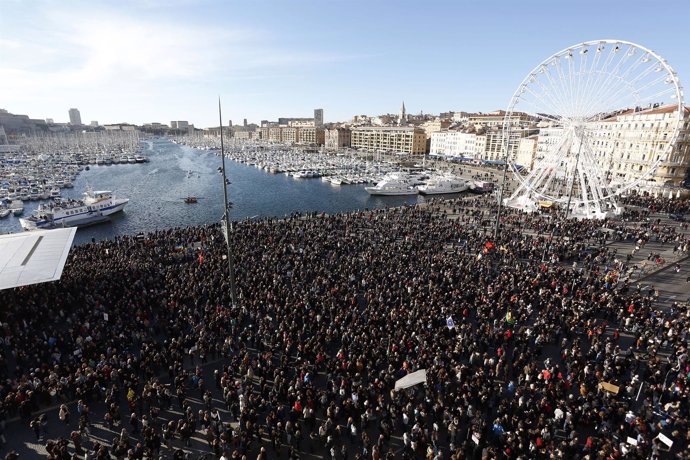 Miles de personas se manifiestan en Marsella a favor de la libertad de expresión