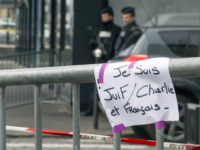 Cartel que dice Yo soy judío / Charlie y francés