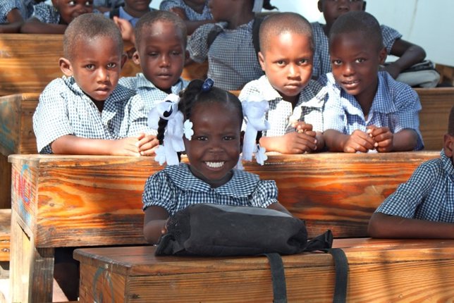 Escuela provisional instalada en Haití