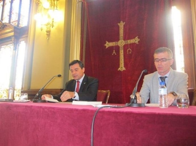 Sanjurjo (izquierda) y Linares, durante la presentación del volumen. 