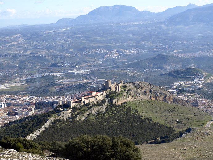 Vista del Castillo de Santa Catalina (d), junto al Parador, desde La Mella.