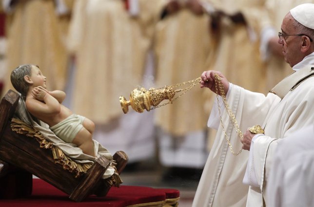 El Papa Francisco bendice la figura del niño Jesús en la misa de Nochebuena