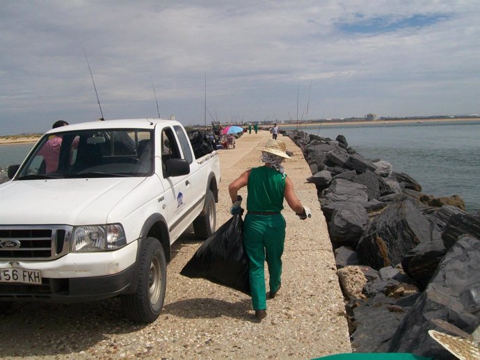 Limpieza del espigón en Punta Umbría