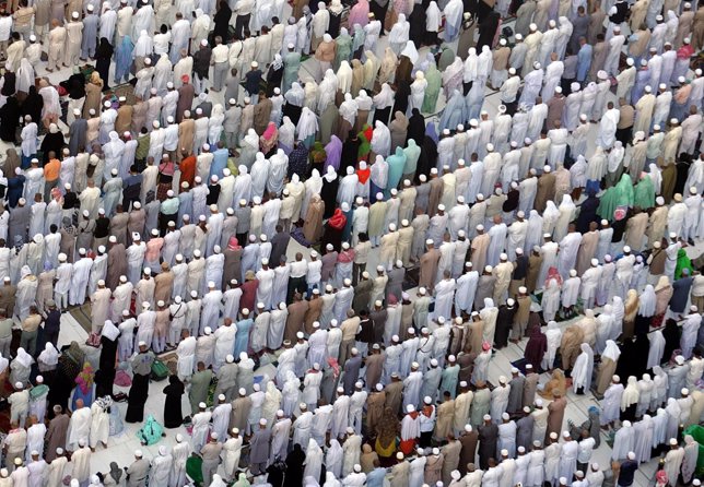 Musulmanes rezan en La Meca