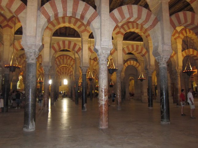 Interior De La Catedral Y Antigua Mezquita De Córdoba