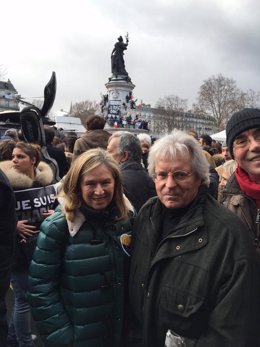 Carmen de Rivera y Javier Nart en la manifestación en París