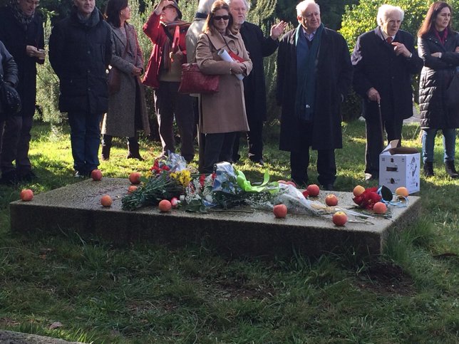 Manzanas y flores como homenaje a Isaac Díaz Pardo en el tercer año de su muerte