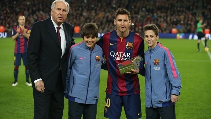 Messi recibe un trofeo de la LFP por su récord goleador en la Liga
