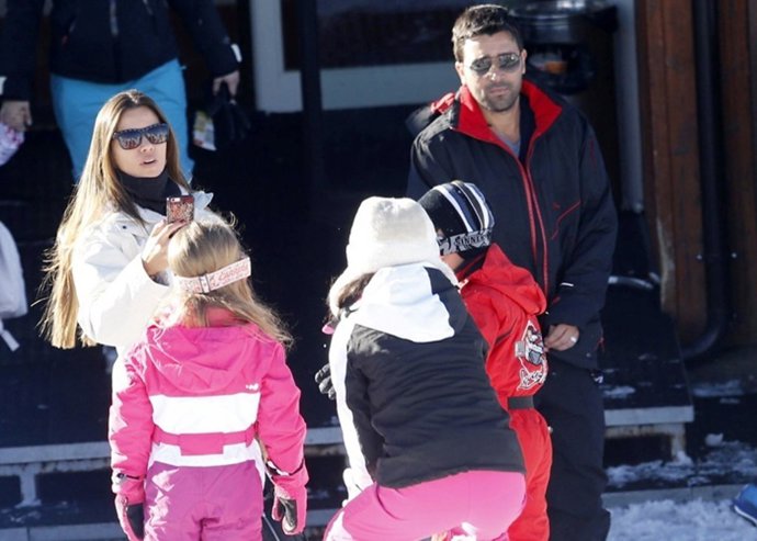 Deco el jugador del barca disfruta de la nieve en familia 