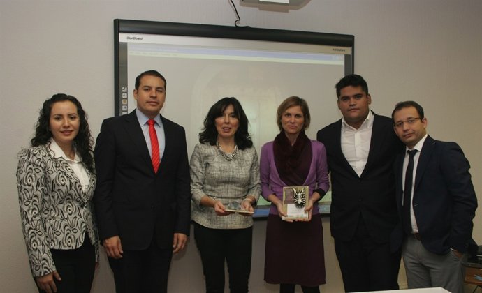 Las directoras de Turismo de Galicia y de la Amtega con la delegación