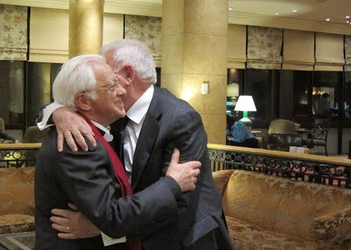 Margallo y el Padre Ángel se abrazan al coincidir en Amán