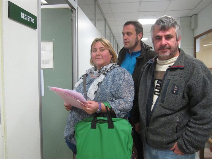 Miembros de FAPA registrando el escrito