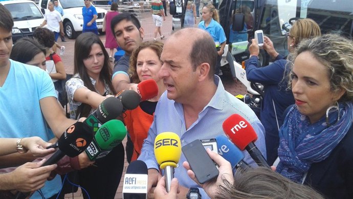Mimi González y Juan José Cardona presentando nuevas dotaciones