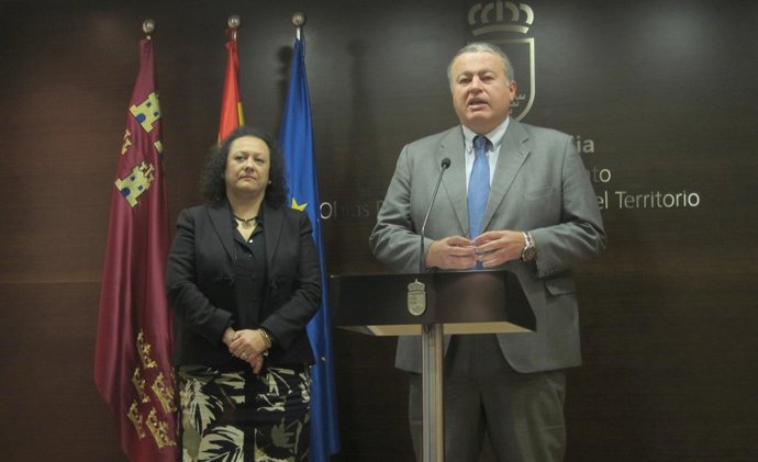 Bernabé junto a la directora general de Vivienda