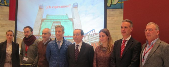 Serna y Solanas presentan la programación. En la foto, junto al equipo.