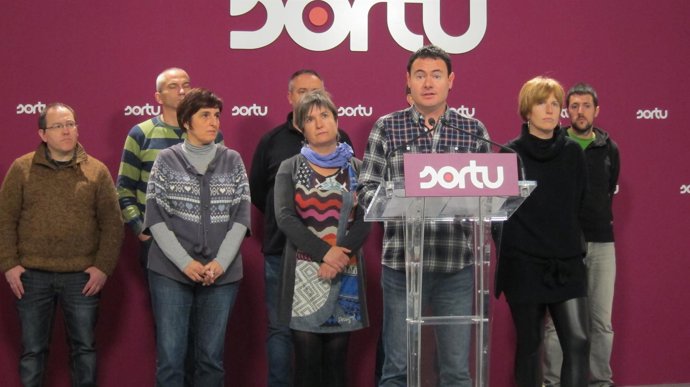 Hasier Arraiz y miembros del Consejo de Sortu