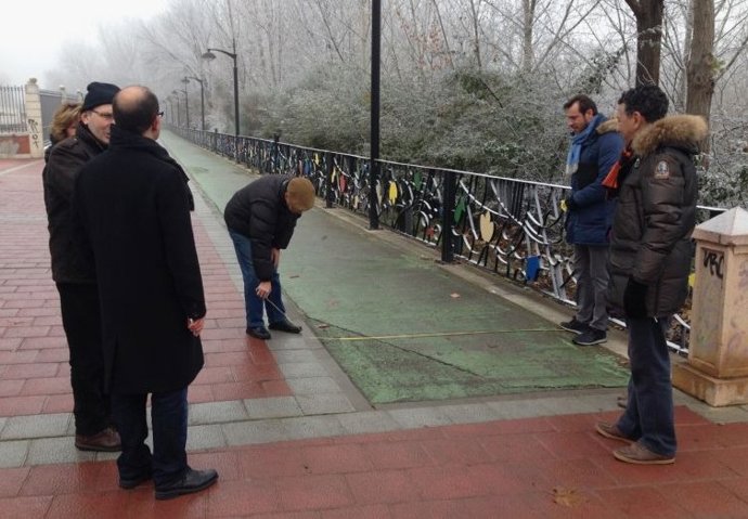 Concejales del PSOE con miembros de la Asociación Vecinal Rondilla