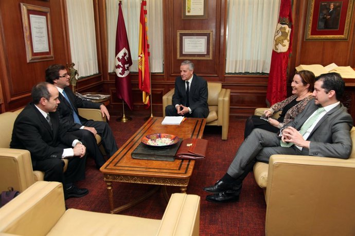 Emilio Gutiérrez (centro) en la reunión con representantes del Grupo Vidanta