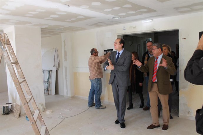 Carrón visita la sobras de la residencia de mayores Cervantes de Cáceres