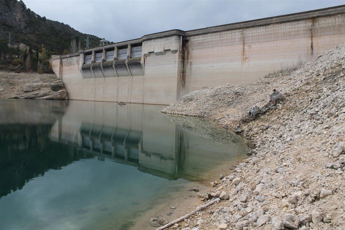 EMBALSE ENTREPEÑAS, AGUA 