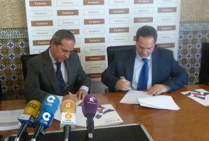 Firma de un convenio entre Fedeto y Enova