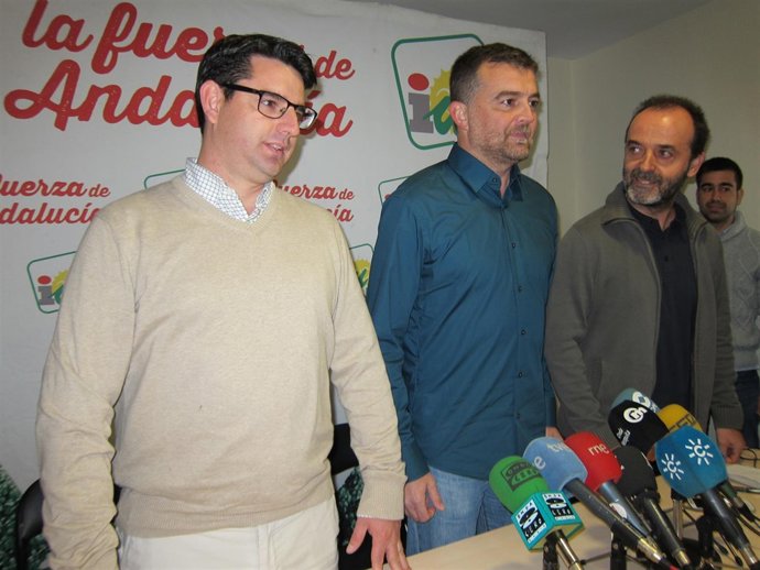 Maíllo (centro) al inicio de la rueda de prensa en Córdoba