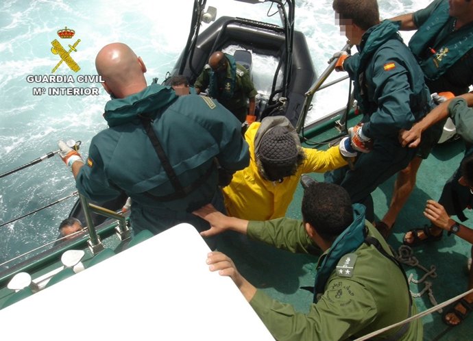Guardia Civil en servicio para auxilio de inmigrantes en patera