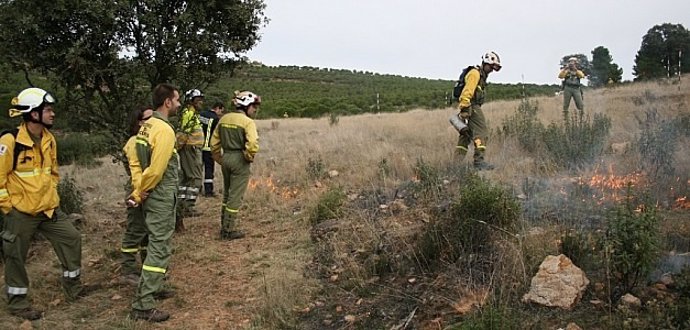 Bomberos extinguiendo un incendio