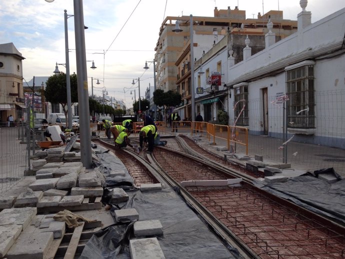 Obras del tranvía de la Bahía en la calle Real de San Fernando