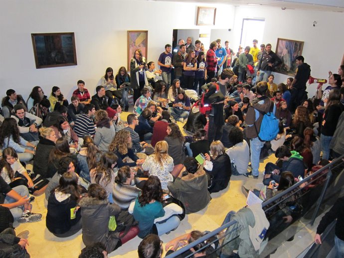 Alumnos bloquean el acceso al Claustro de la US