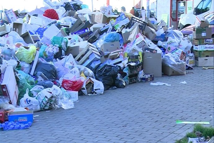 Vecinos de Parla indignados con la suciedad