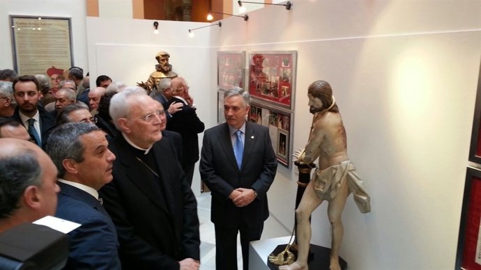 Monseñor Carlos Amigo contempla una de las piezas de la exposición