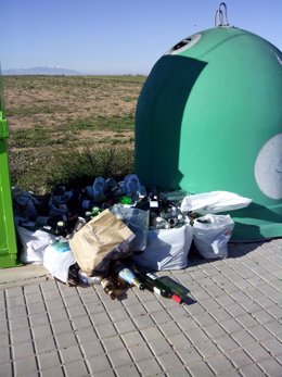 UPyD critica la acumulación de basura junto a contenedores en la Ribera Alta
